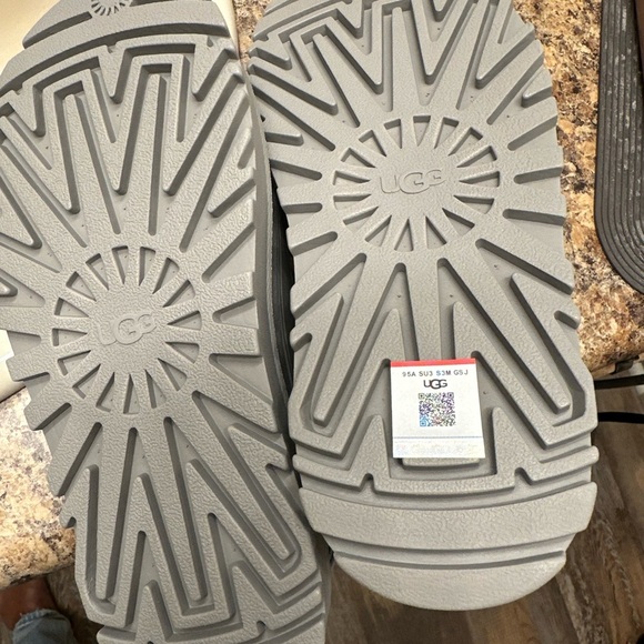 UGG Goldenstar Gray Sandals - Picture 3 of 3